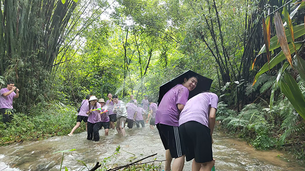 陳楷如：觀戰(zhàn)！“濕身”快樂！.jpg